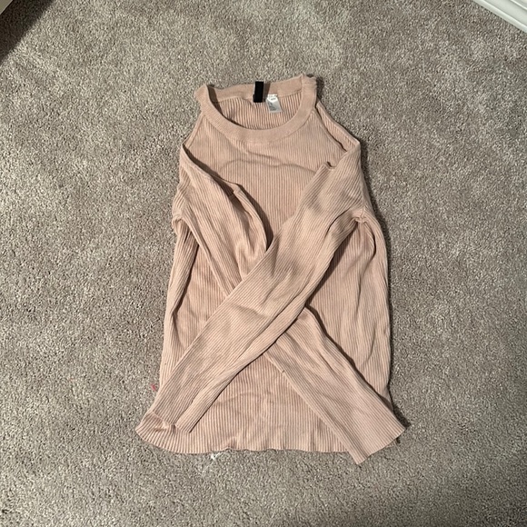 3 for $20! Light pink shoulder cut out ribbed shirt. - Picture 1 of 1